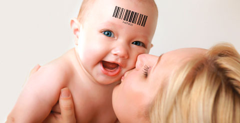 Bild eines Babys mit Barcode auf der Stirn in den Händen einer glücklichen Mutter.