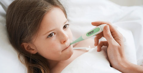 Bilder eines Kindes, dem mit einem Thermometer die Körpertemperatur im Mund gemessen wird.