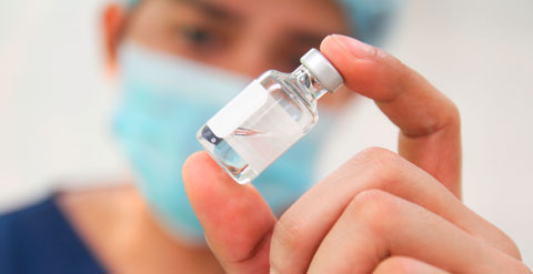 Bild eines Impfstoffes in der Hand eines Laboranten.
