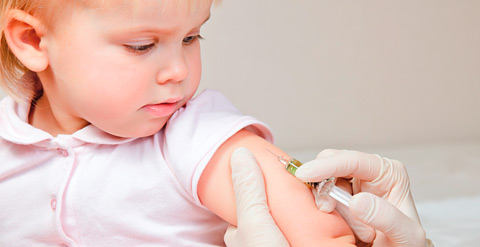 Bild eines Kindes das gerade eine Spritze mit einem Impfstoff bekommt.